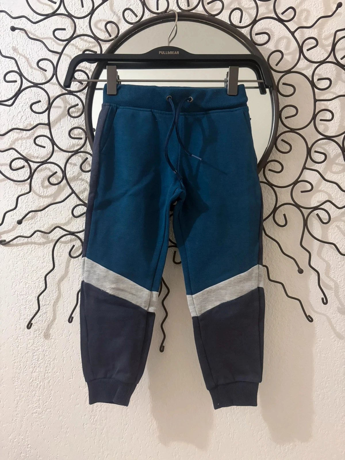 🔵 Chándal tricolor estilo deportivo (Cordón dañado y rodilla desgastada) – photo 2